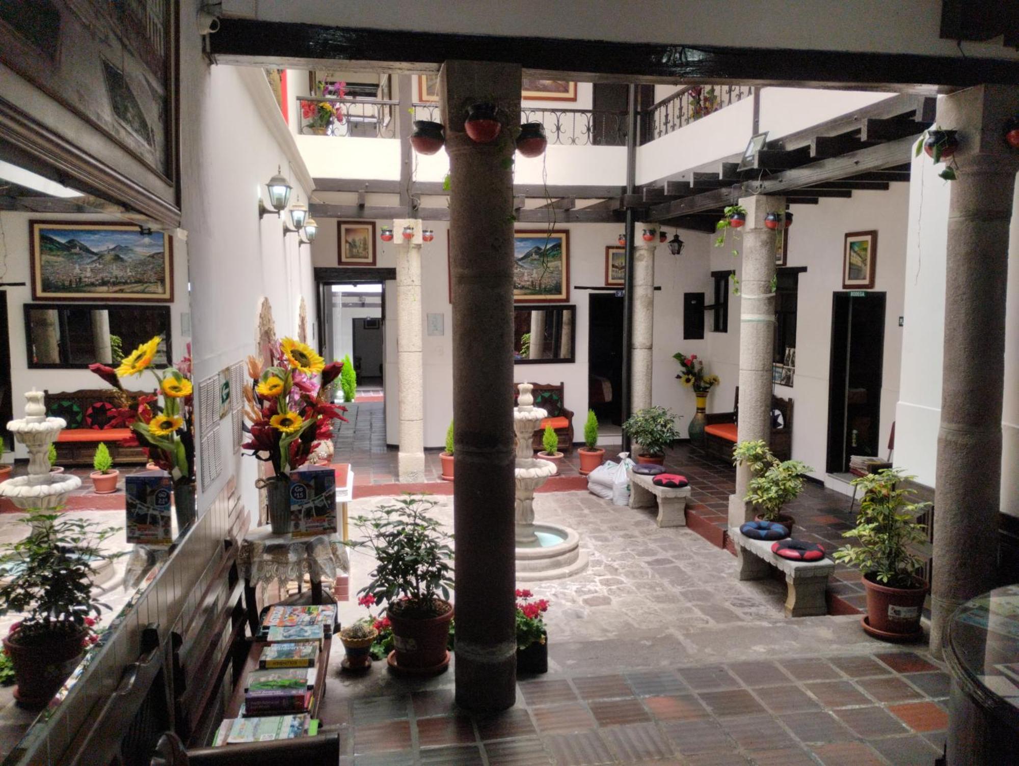 Hostal Flores Quito Exterior photo